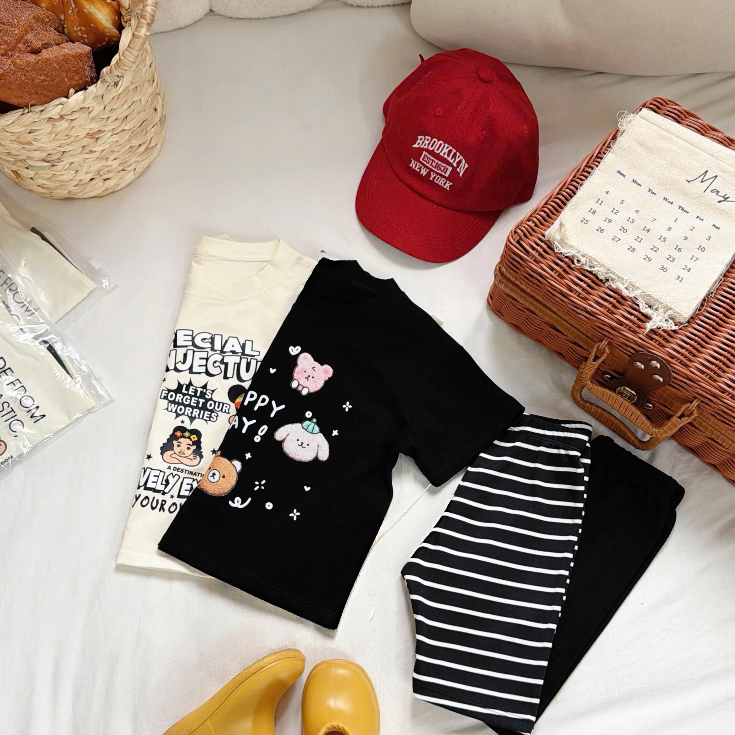G922 - SET 2 BỘ ĐÙI BÉ GÁI THỎ ÁO ĐEN BE QUẦN KẺ