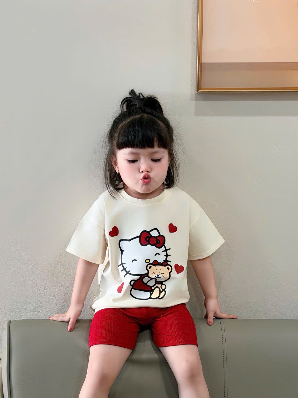 G923 - BỘ BÉ GÁI ÁO BE KITTY TIM QUẦN LEGGING ĐỎ