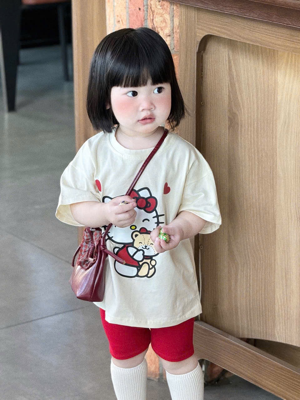 G923 - BỘ BÉ GÁI ÁO BE KITTY TIM QUẦN LEGGING ĐỎ