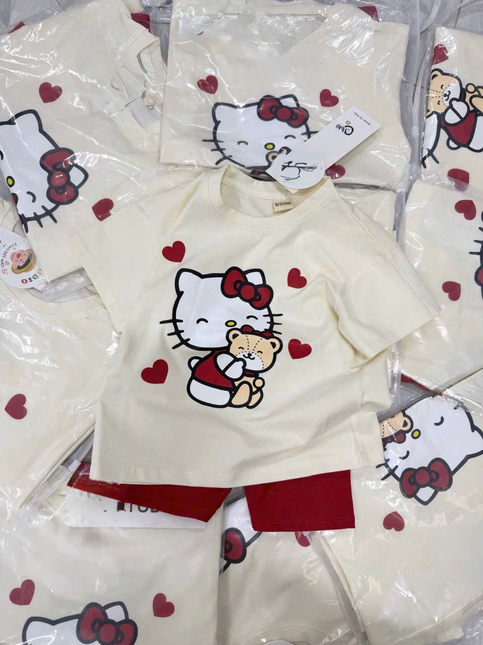 G923 - BỘ BÉ GÁI ÁO BE KITTY TIM QUẦN LEGGING ĐỎ