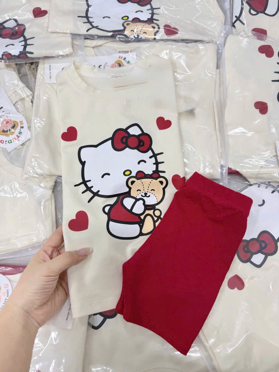 G923 - BỘ BÉ GÁI ÁO BE KITTY TIM QUẦN LEGGING ĐỎ