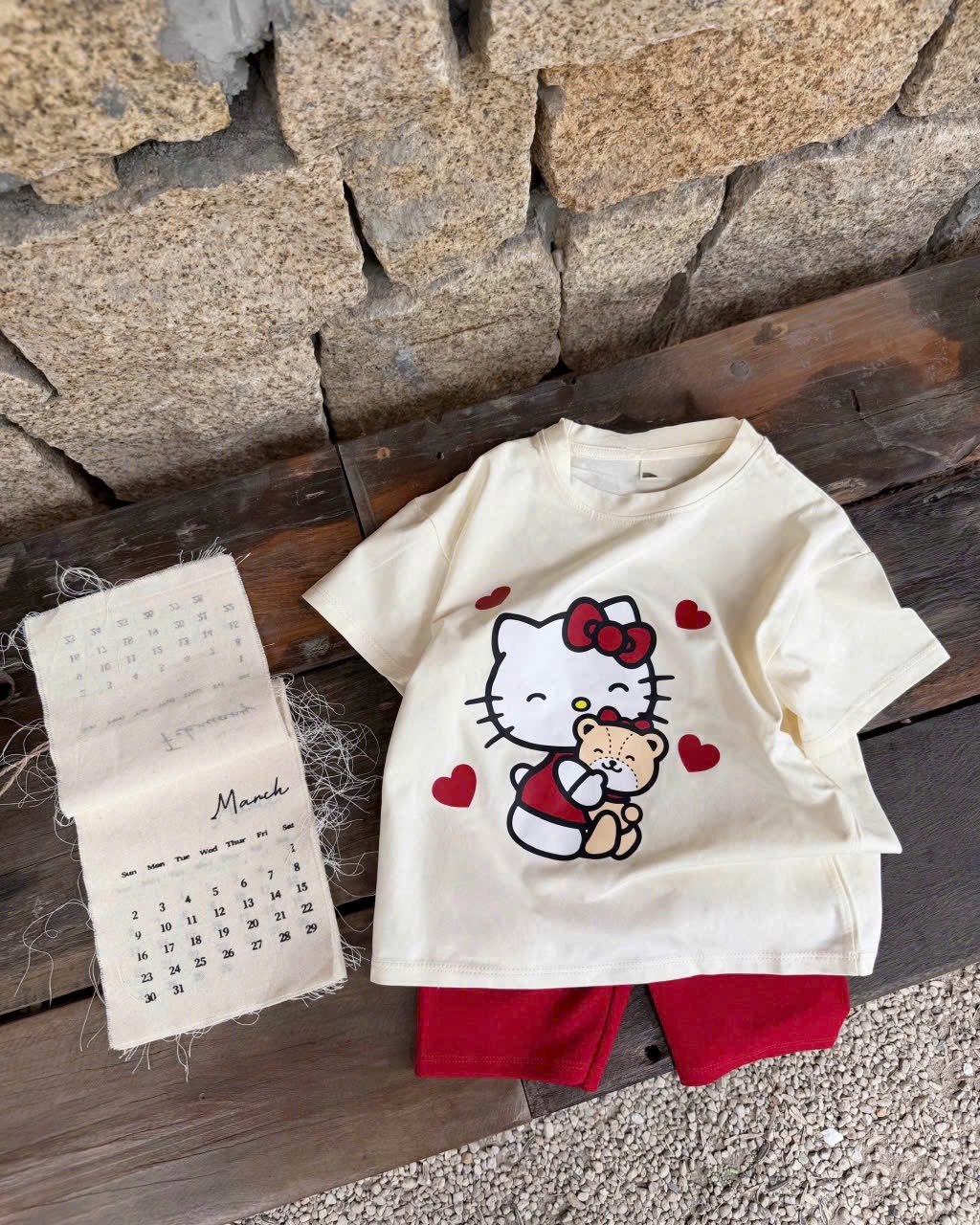 G923 - BỘ BÉ GÁI ÁO BE KITTY TIM QUẦN LEGGING ĐỎ