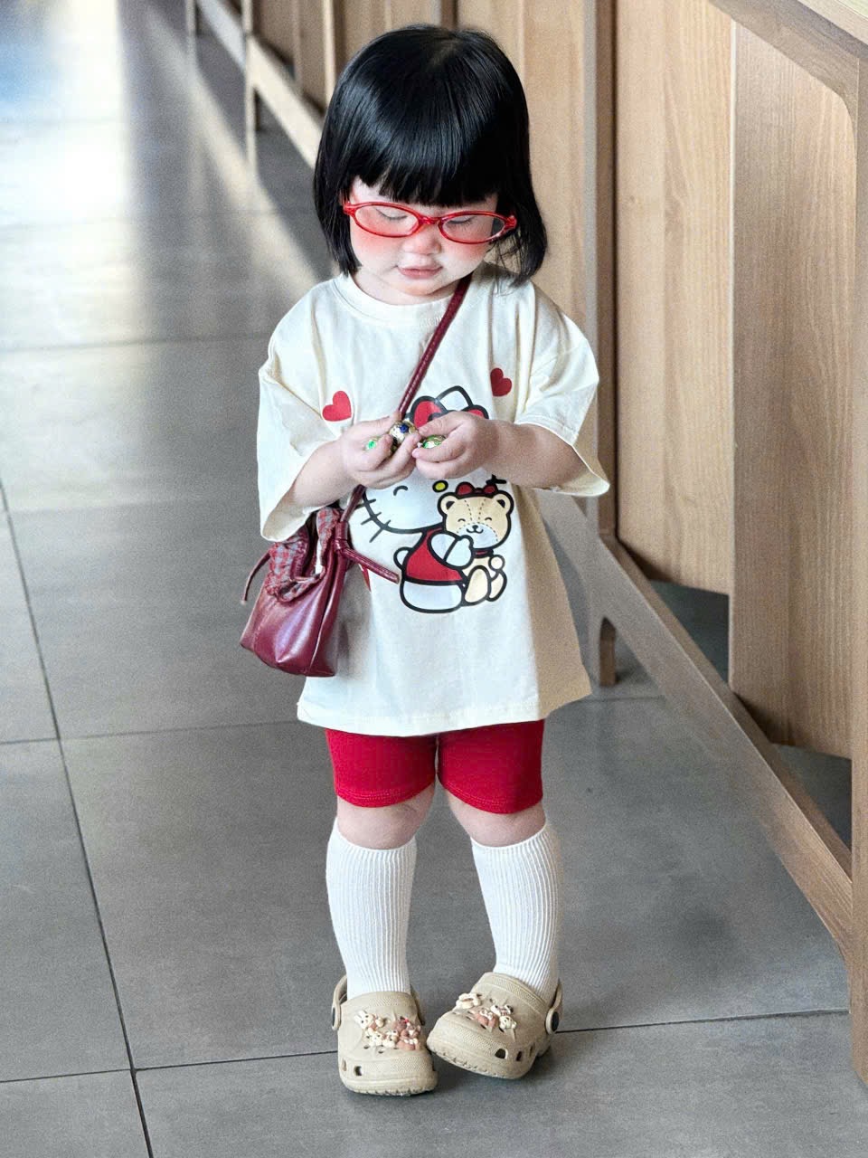 G923 - BỘ BÉ GÁI ÁO BE KITTY TIM QUẦN LEGGING ĐỎ