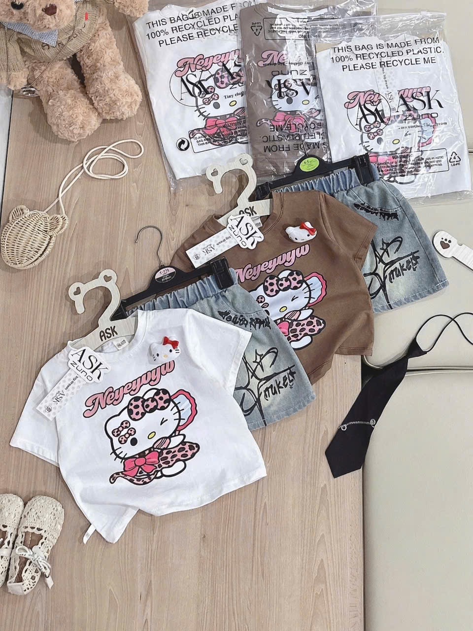 G928 - SET BÉ GÁI ÁO CỘC KITTY NỔI CVAY BÒ