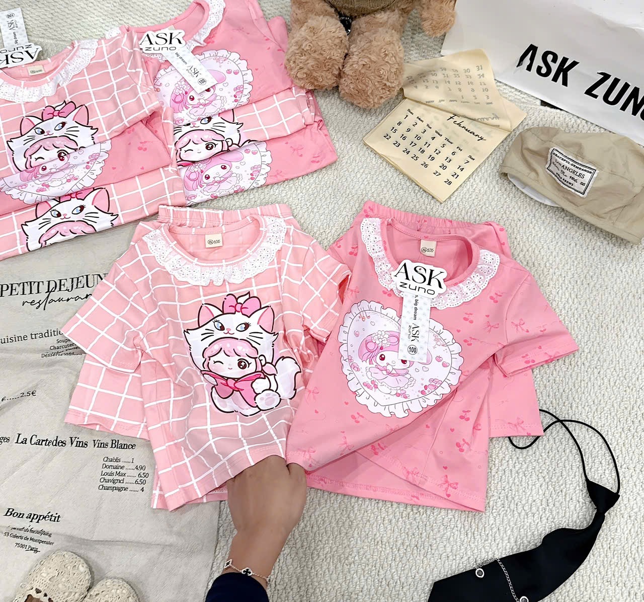 G938 - SET 2 BỘ NGỐ BÉ GÁI MÈO MARIE HỒNG CỔ REN