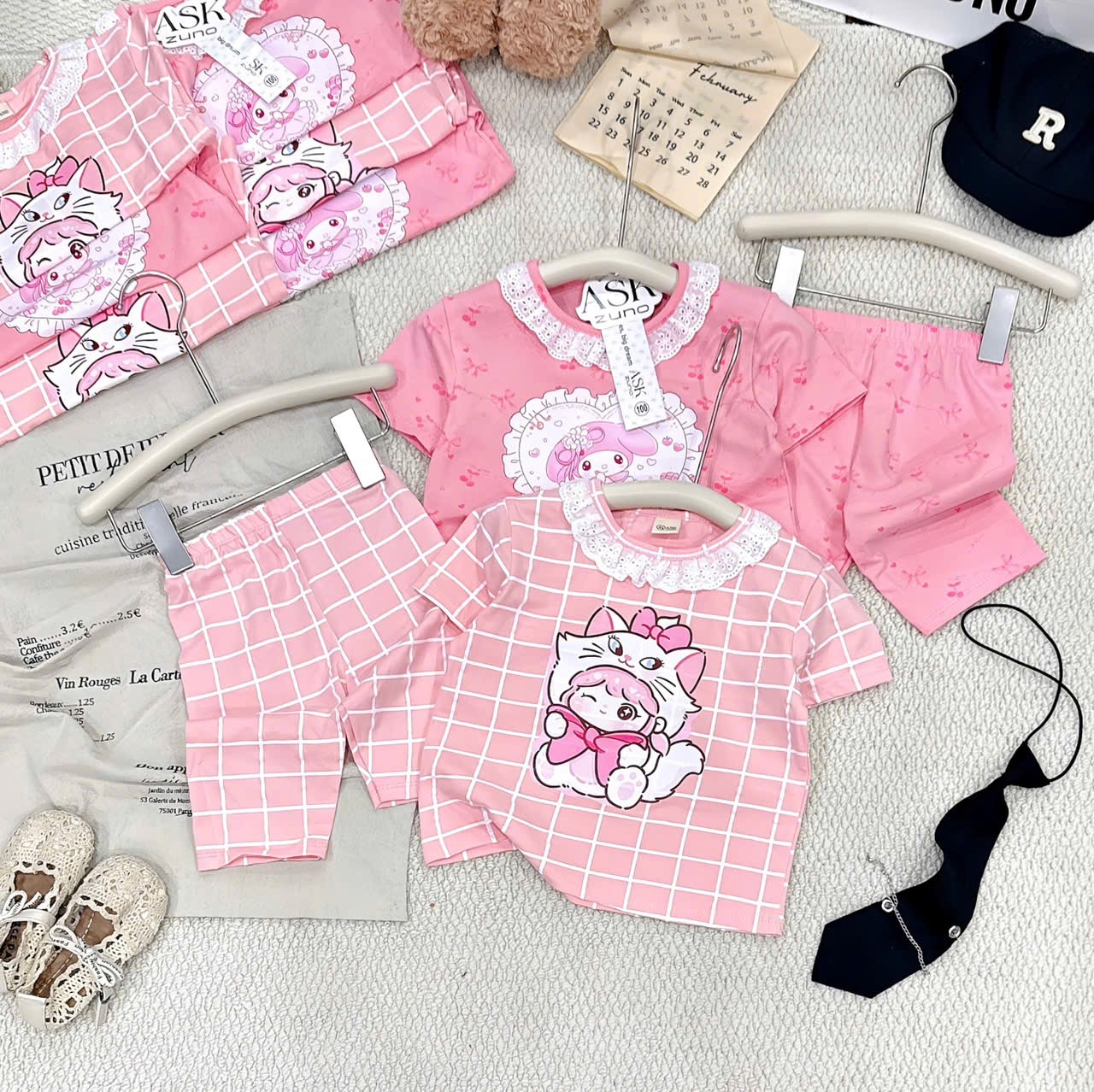 G938 - SET 2 BỘ NGỐ BÉ GÁI MÈO MARIE HỒNG CỔ REN