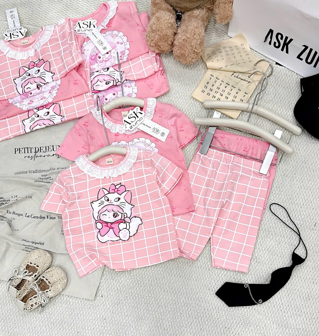 G938 - SET 2 BỘ NGỐ BÉ GÁI MÈO MARIE HỒNG CỔ REN