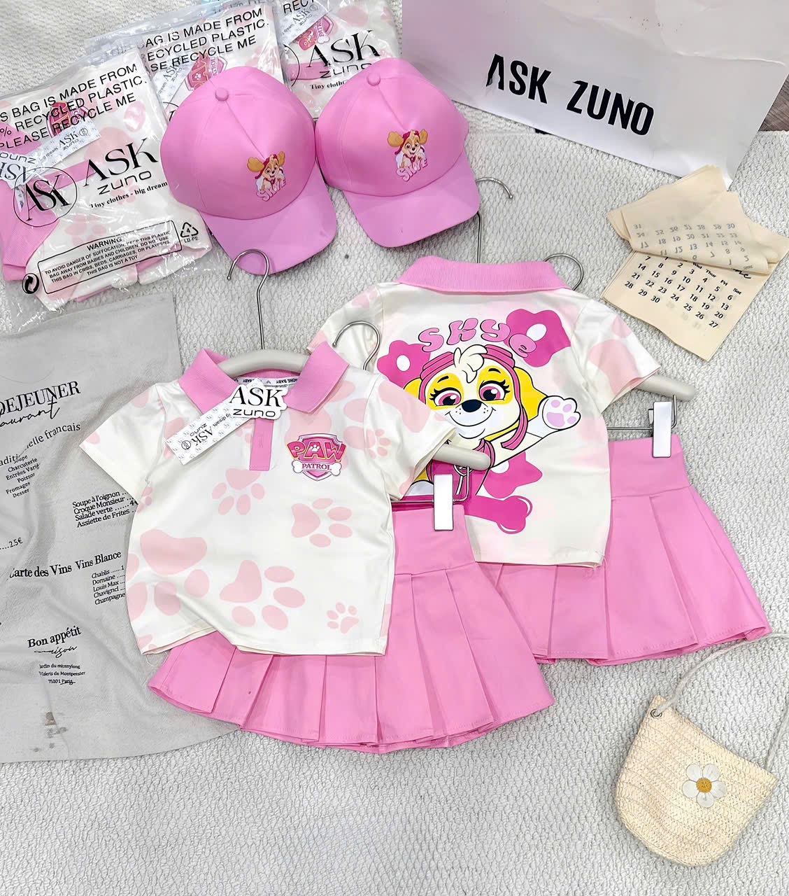 G955 - SET BÉ GÁI ÁO POLO BE CHÂN CHÓ SKY CVAY HỒNG KÈM MŨ