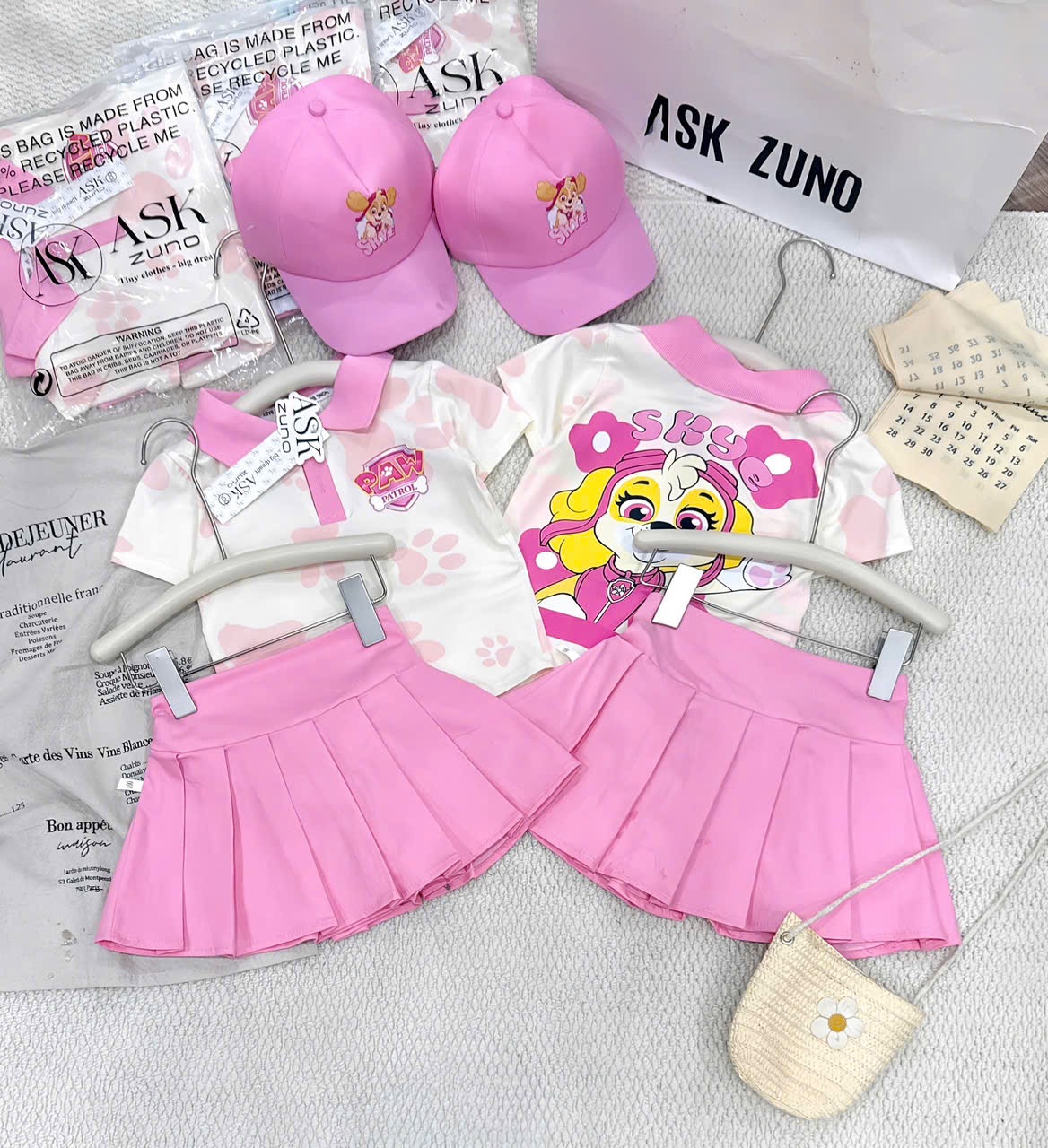 G955 - SET BÉ GÁI ÁO POLO BE CHÂN CHÓ SKY CVAY HỒNG KÈM MŨ