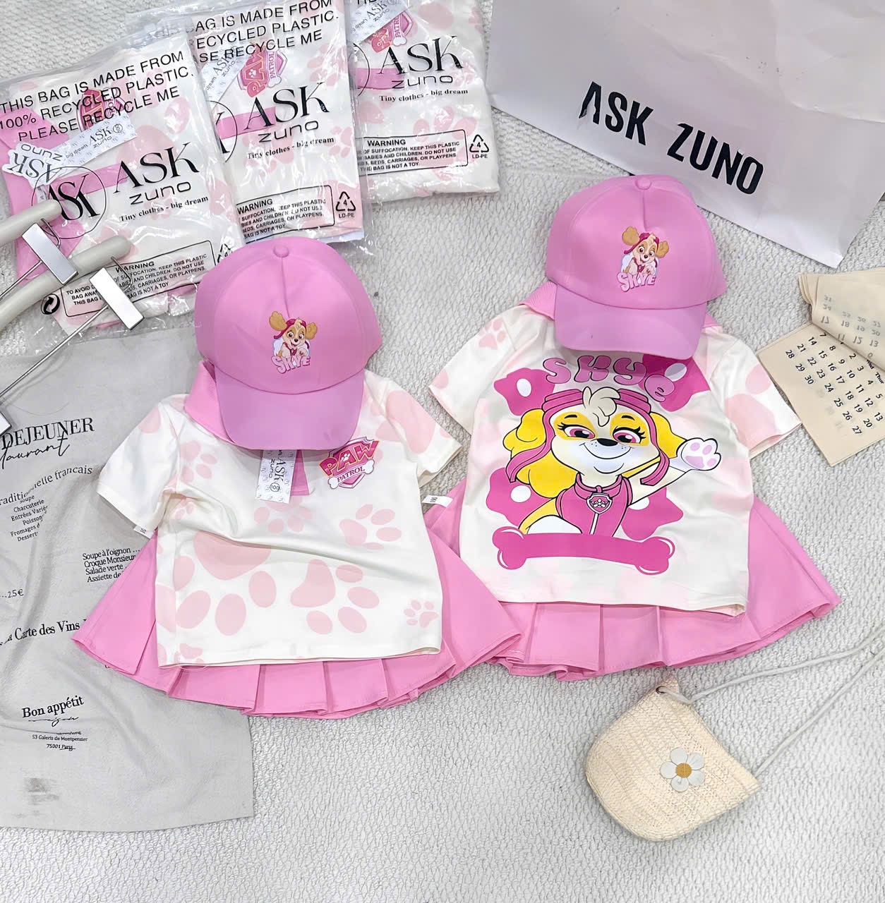 G955 - SET BÉ GÁI ÁO POLO BE CHÂN CHÓ SKY CVAY HỒNG KÈM MŨ