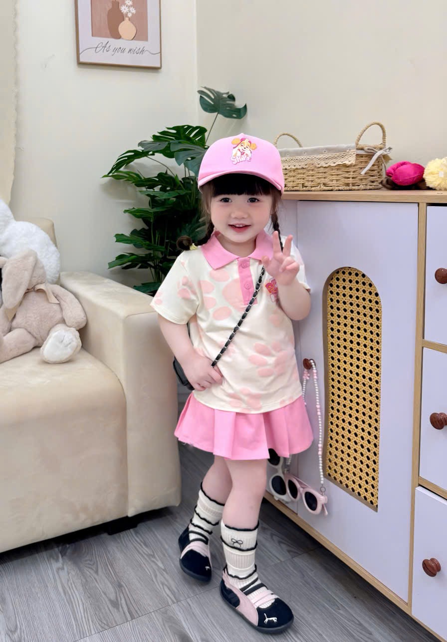 G955 - SET BÉ GÁI ÁO POLO BE CHÂN CHÓ SKY CVAY HỒNG KÈM MŨ