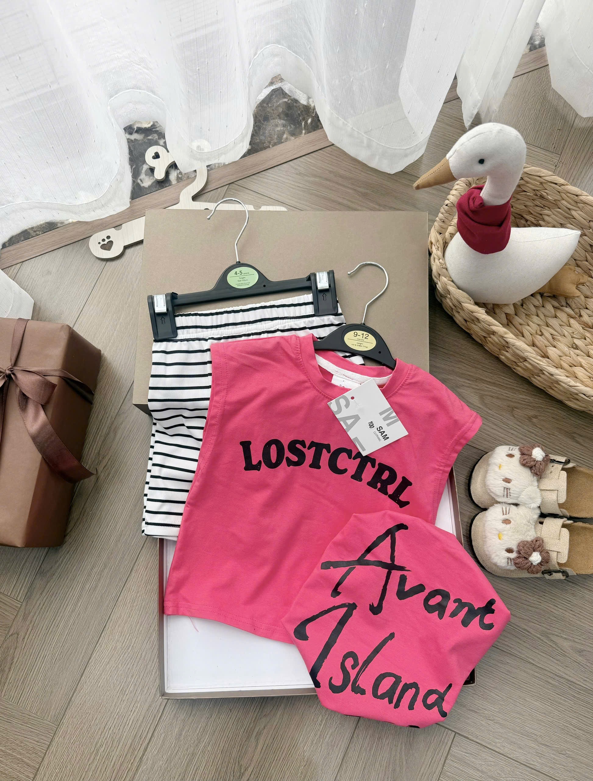 G961 - BỘ BÉ GÁI ÁO HỒNG BA LỖ LOSTCTRL QUẦN KẺ NGANG