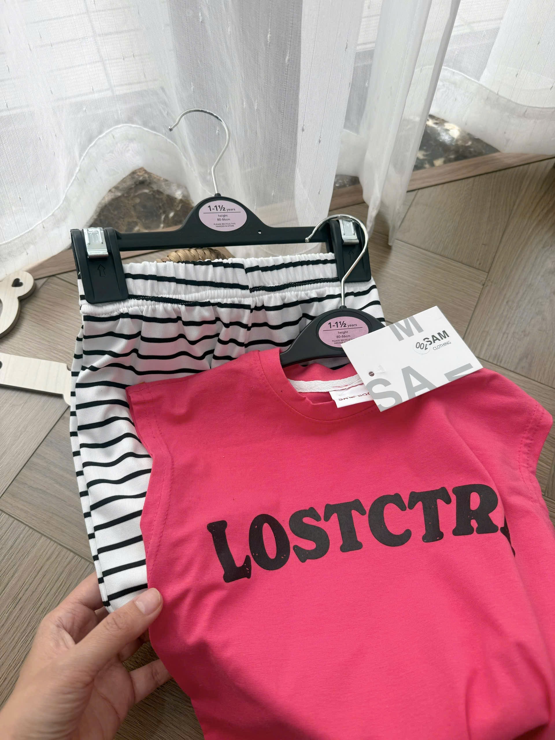 G961 - BỘ BÉ GÁI ÁO HỒNG BA LỖ LOSTCTRL QUẦN KẺ NGANG