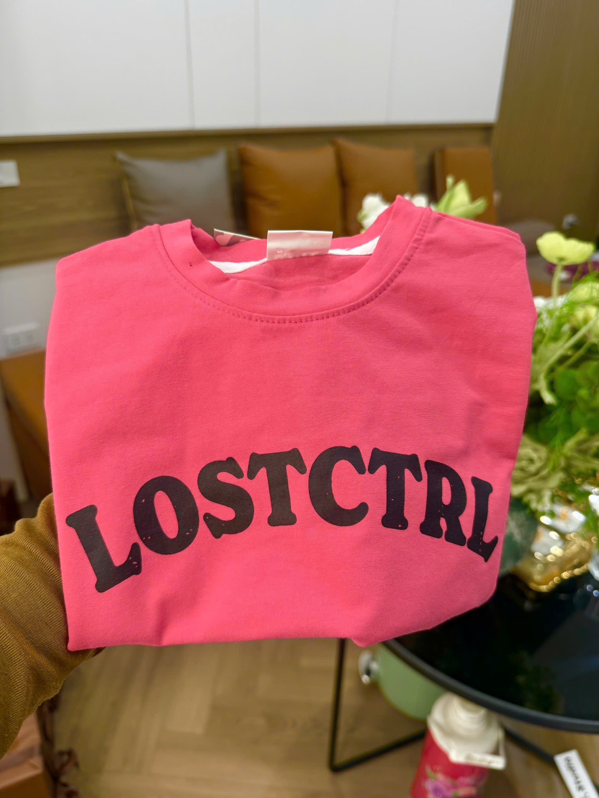 G961 - BỘ BÉ GÁI ÁO HỒNG BA LỖ LOSTCTRL QUẦN KẺ NGANG