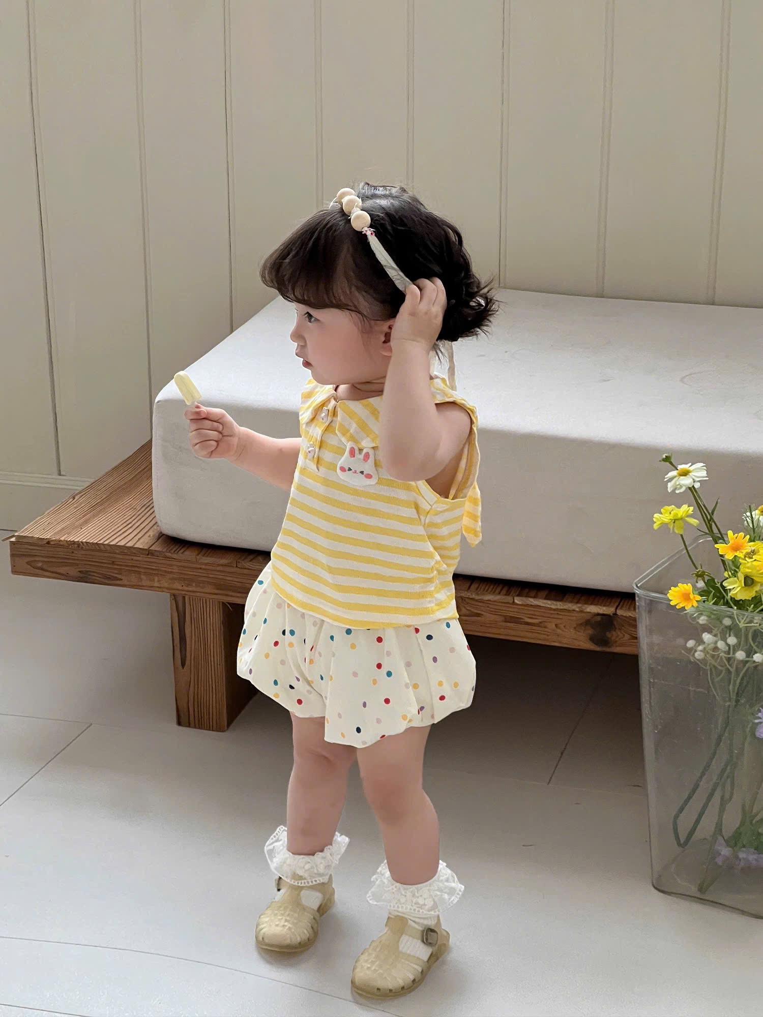 G988 - BỘ BÉ GÁI ÁO CỔ SEN QUẦN BÍ CHẤM BI