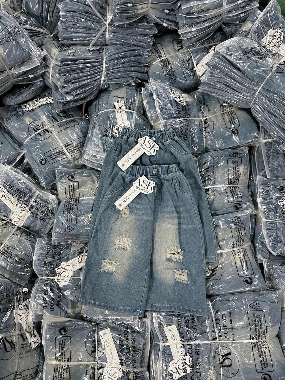 QB375 - QUẦN JEANS BÉ TRAI SUÔNG RÁCH XANH RÁCH NHIỀU