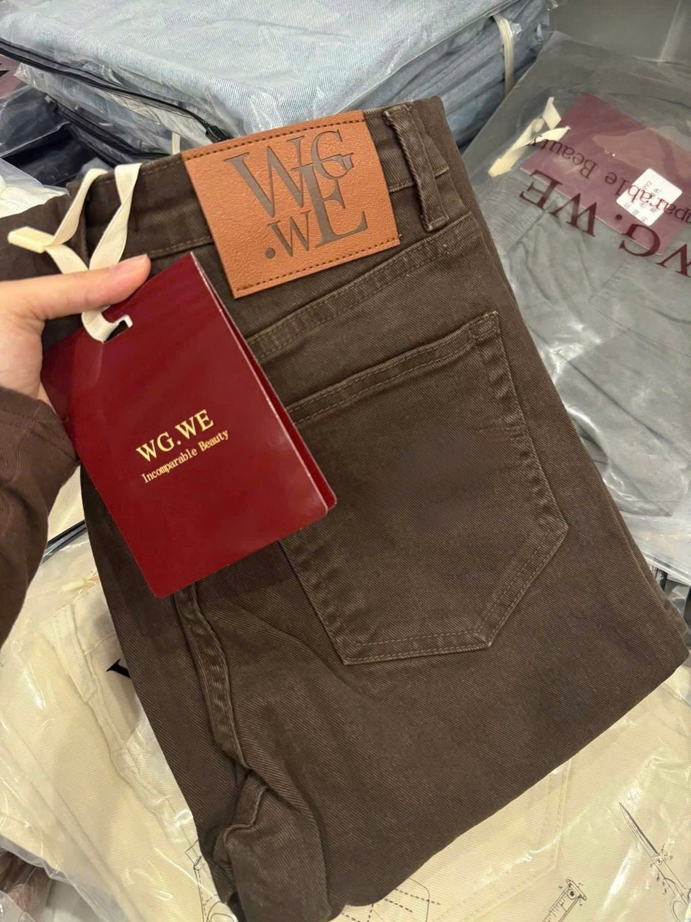QNU679 - QUẦN JEANS SUÔNG NÂU TÂY ĐẬM WgWe