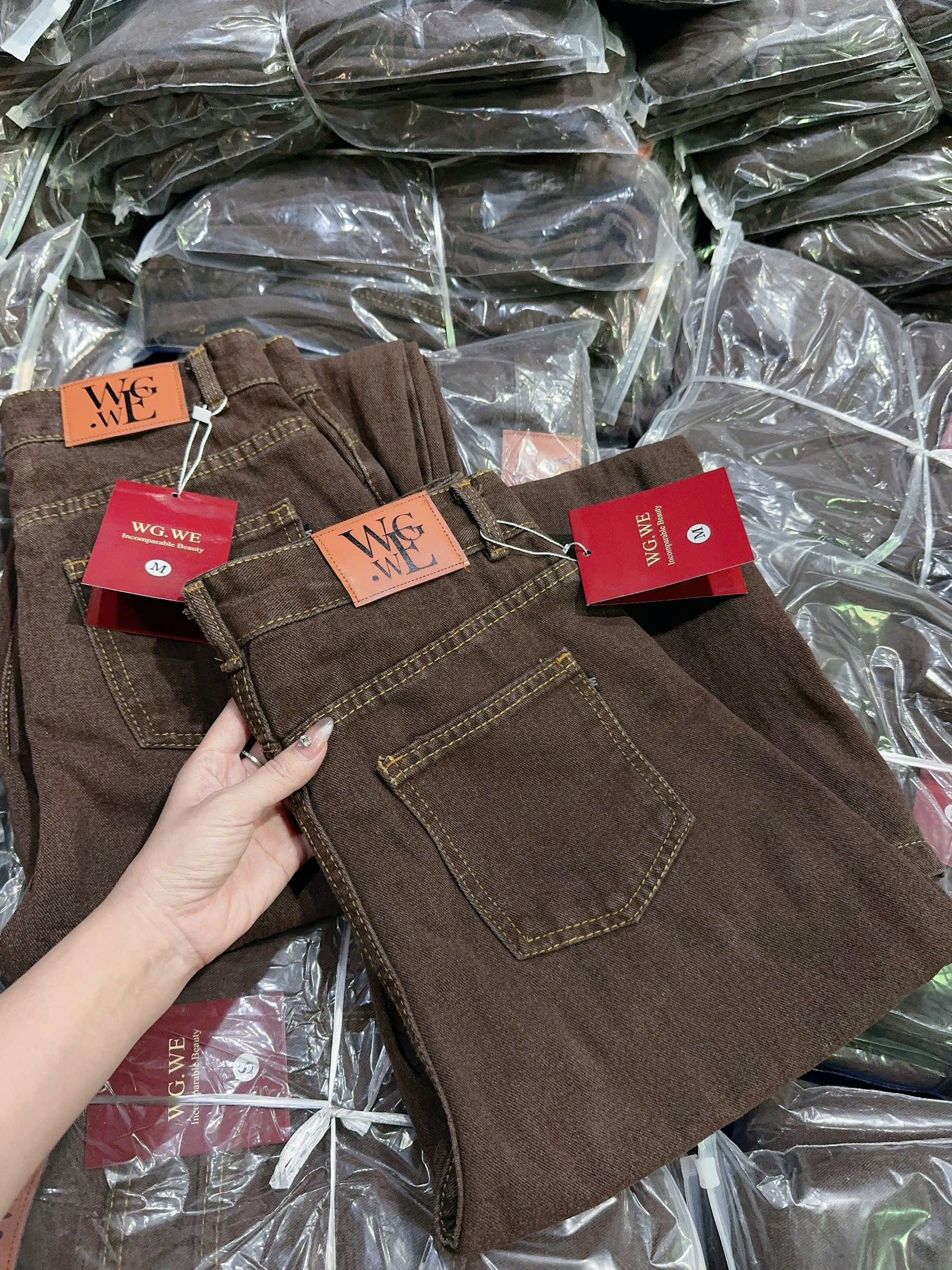 QNU679 - QUẦN JEANS SUÔNG NÂU TÂY ĐẬM WgWe