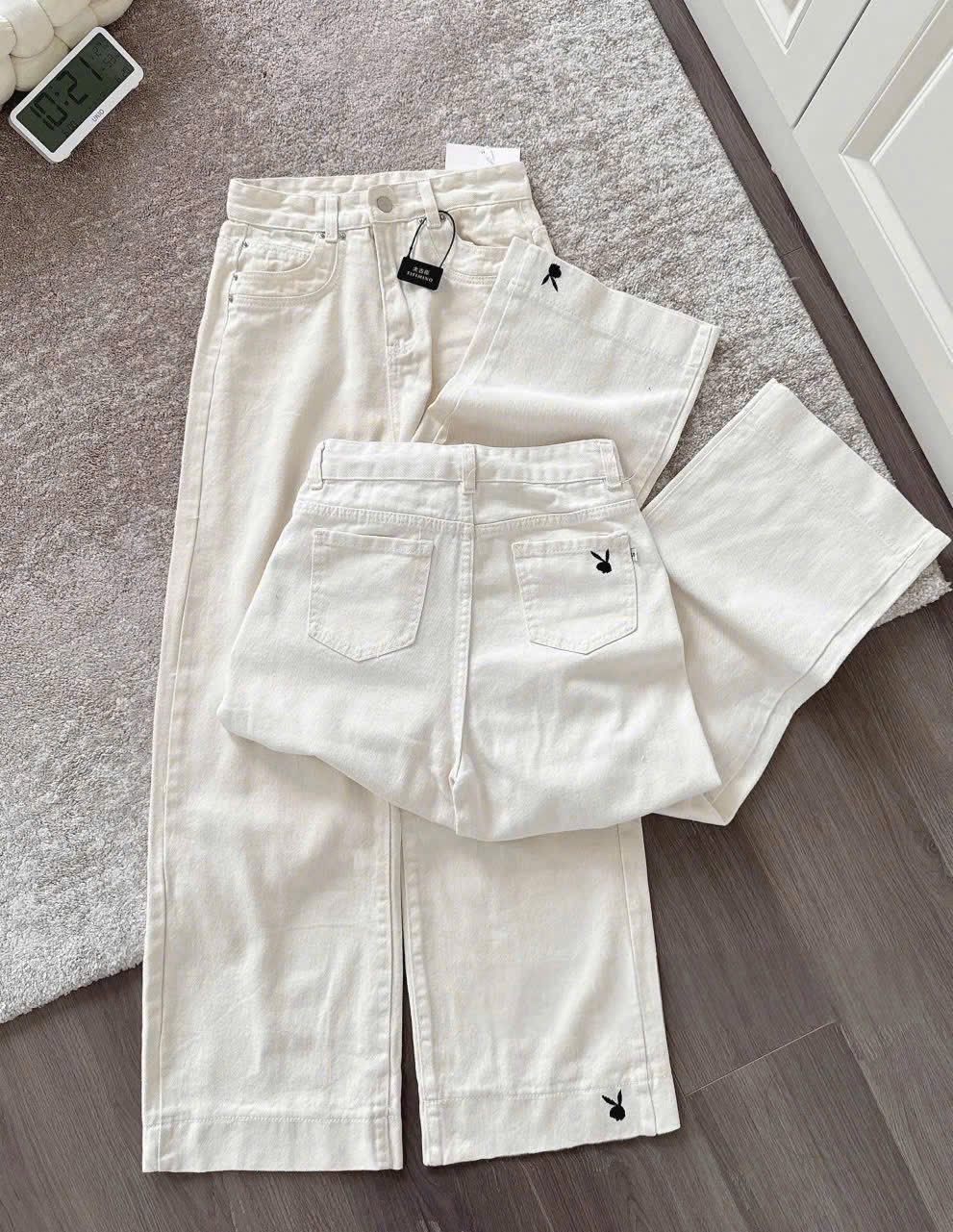 QNU686 - QUẦN JEANS NỮ SUÔNG TRẮNG THÊU THỎ