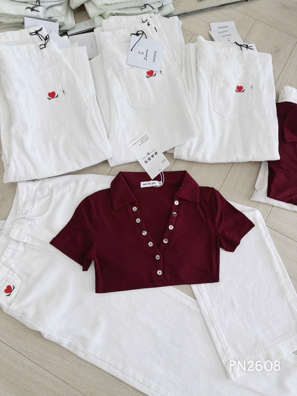 S291 - SET NỮ ÁO POLO ĐỎ CÚC V QUẦN BÒ TRẮNG THÊU
