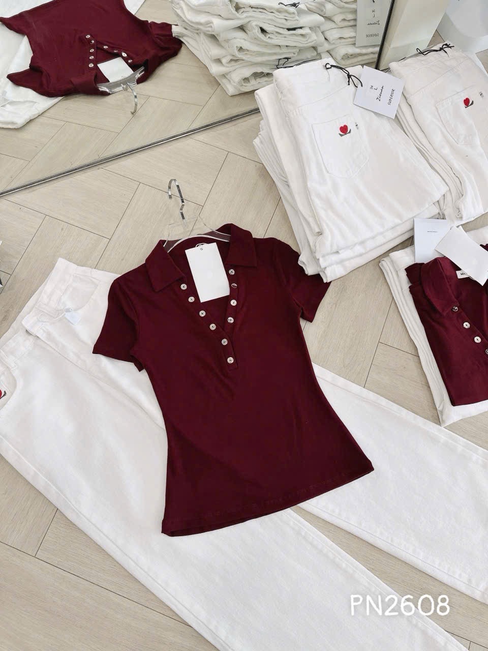 S291 - SET NỮ ÁO POLO ĐỎ CÚC V QUẦN BÒ TRẮNG THÊU