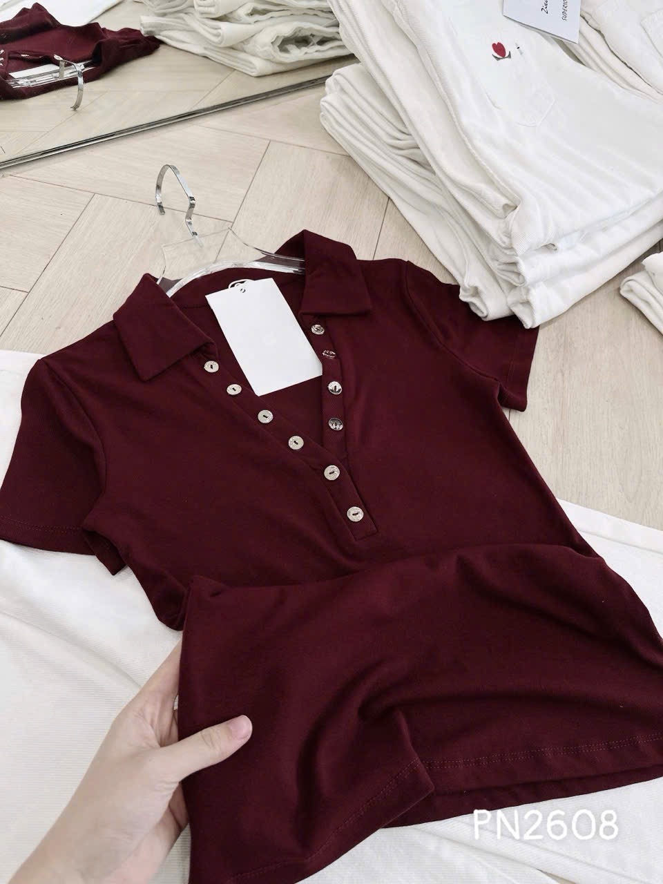 S291 - SET NỮ ÁO POLO ĐỎ CÚC V QUẦN BÒ TRẮNG THÊU
