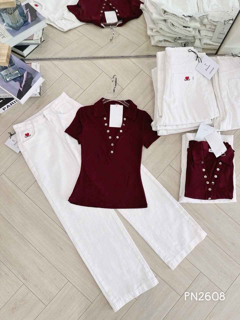 S291 - SET NỮ ÁO POLO ĐỎ CÚC V QUẦN BÒ TRẮNG THÊU