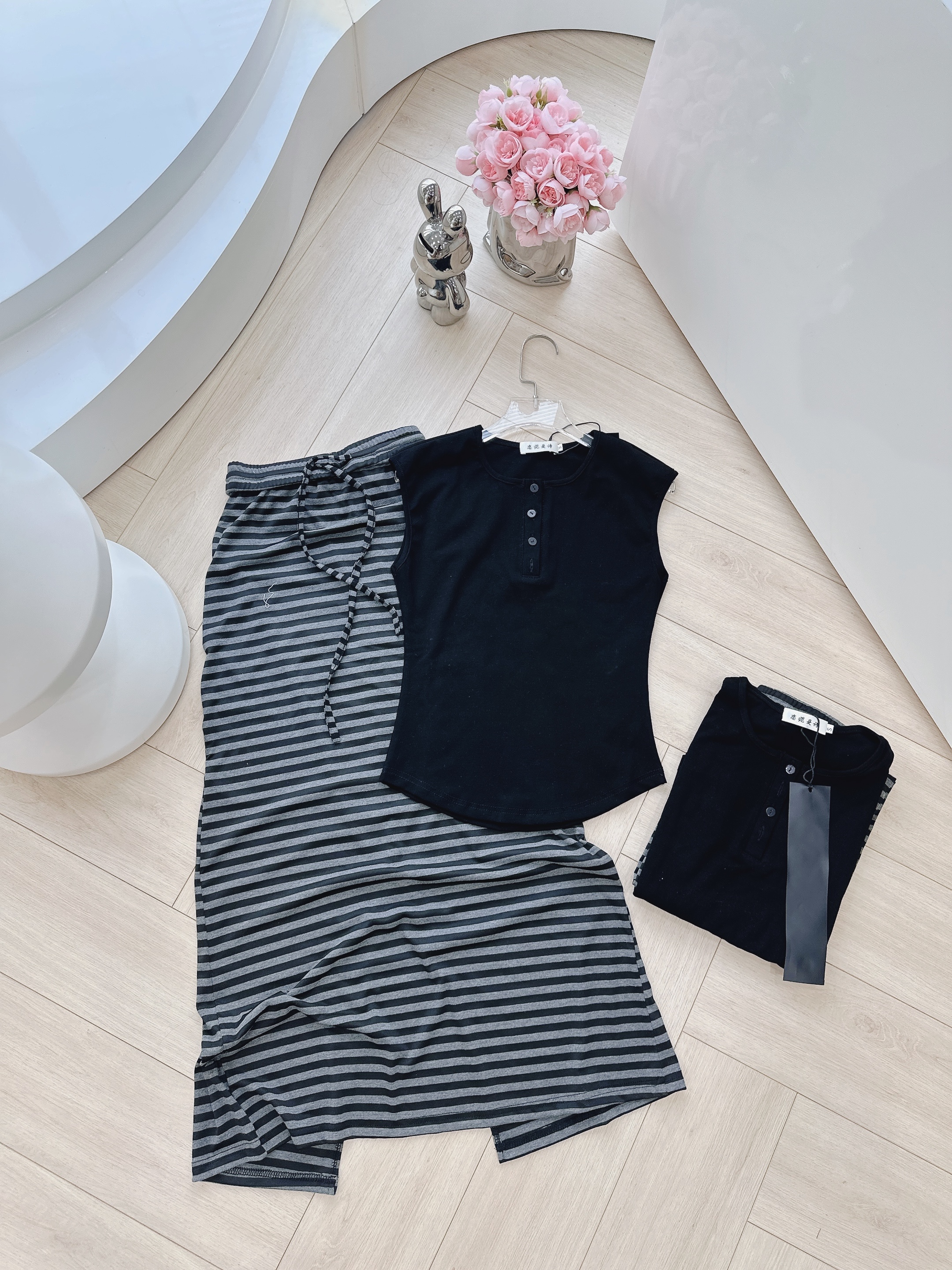 S388 - SET NỮ ÁO ZIP ĐEN CỔ CÚC PHỐI CVAY KẺ NGANG