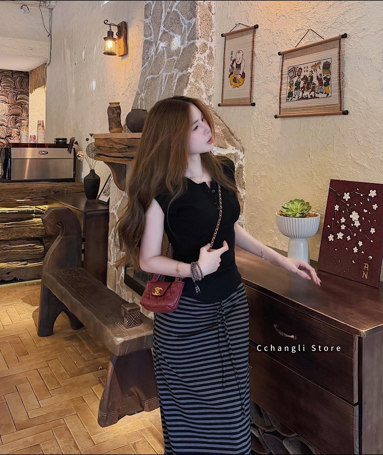 S388 - SET NỮ ÁO ZIP ĐEN CỔ CÚC PHỐI CVAY KẺ NGANG
