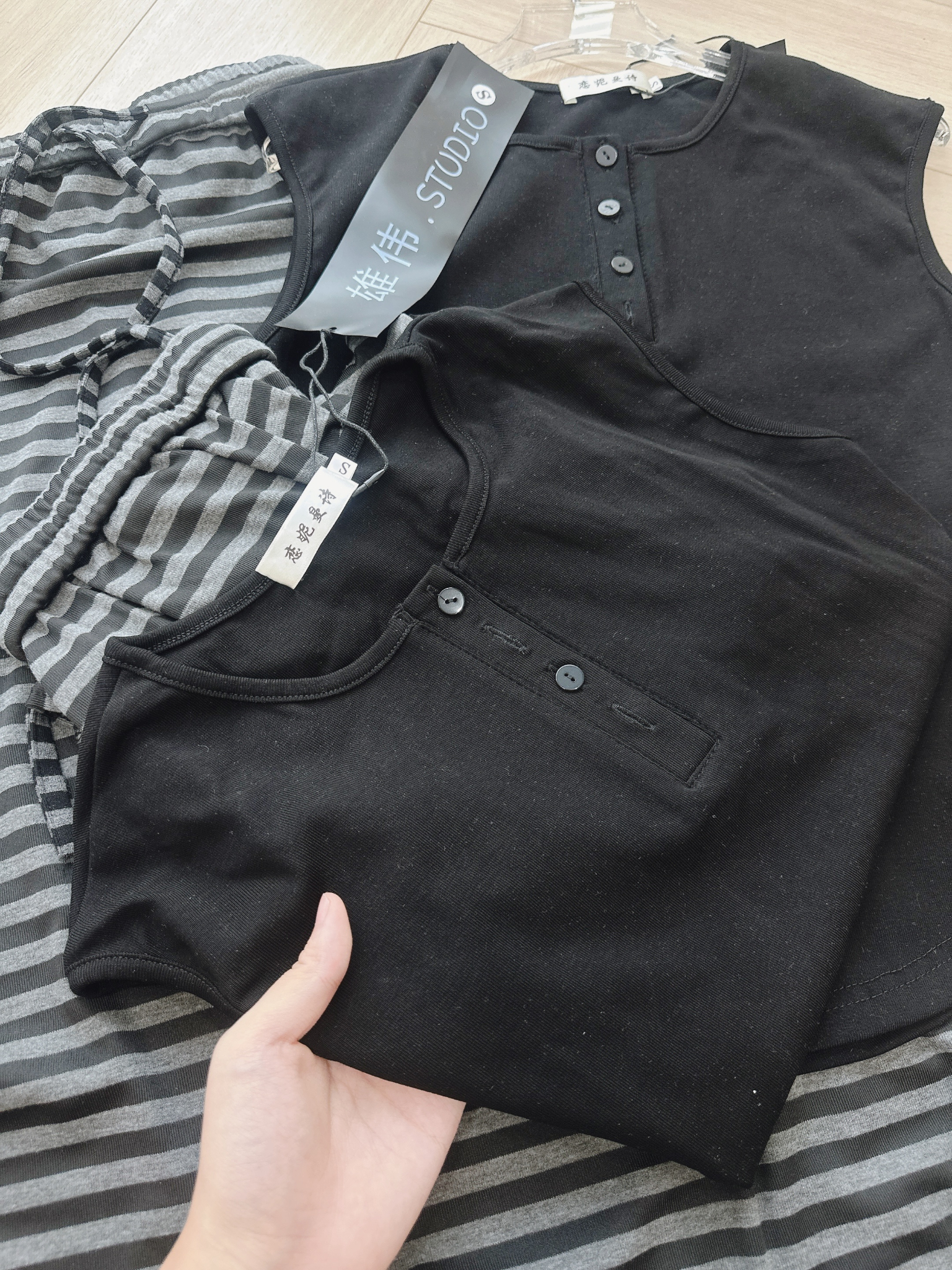 S388 - SET NỮ ÁO ZIP ĐEN CỔ CÚC PHỐI CVAY KẺ NGANG