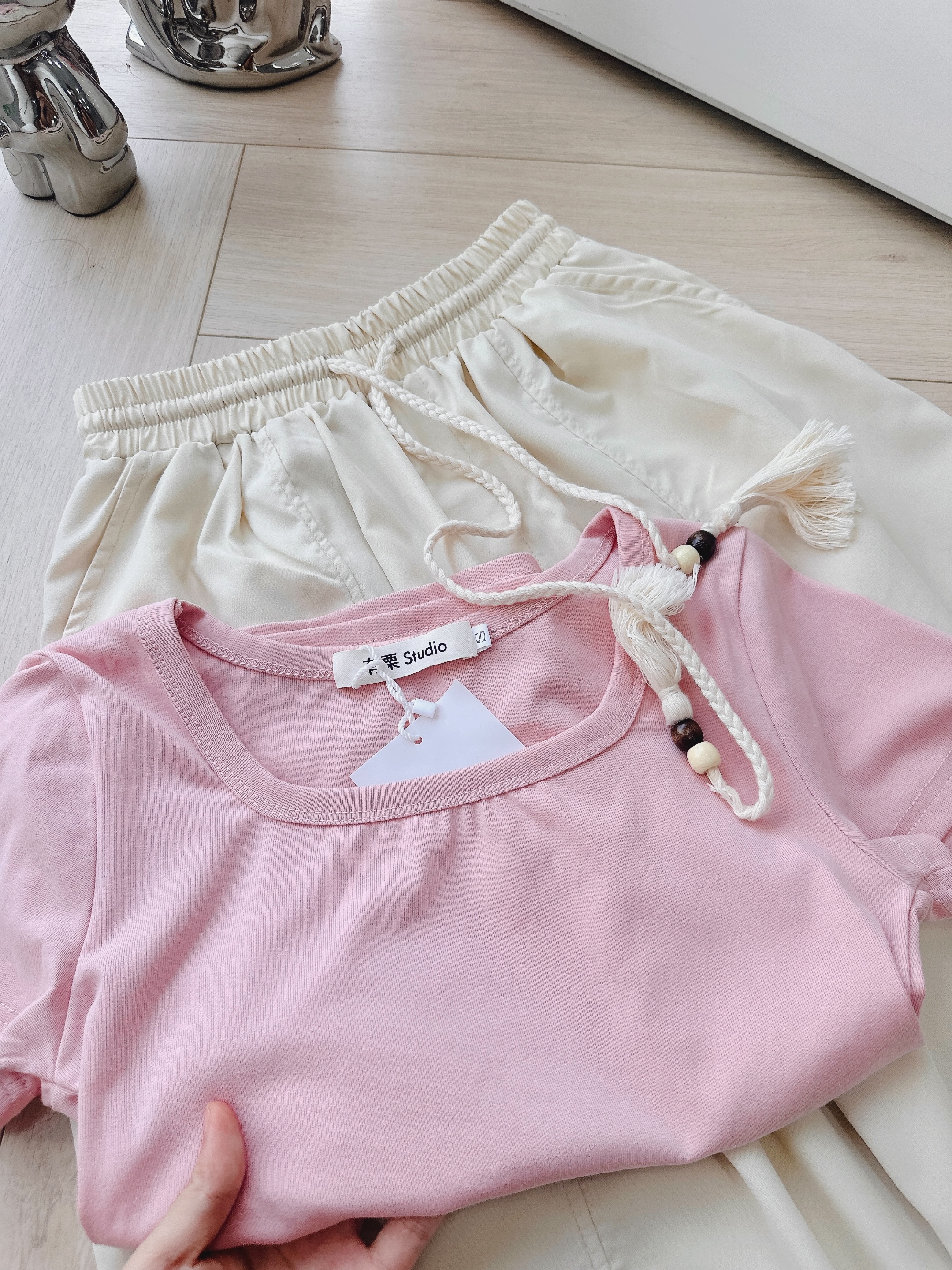 S392 - BỘ NỮ ÁO HỒNG CỔ VUÔNG QUẦN SUÔNG BE