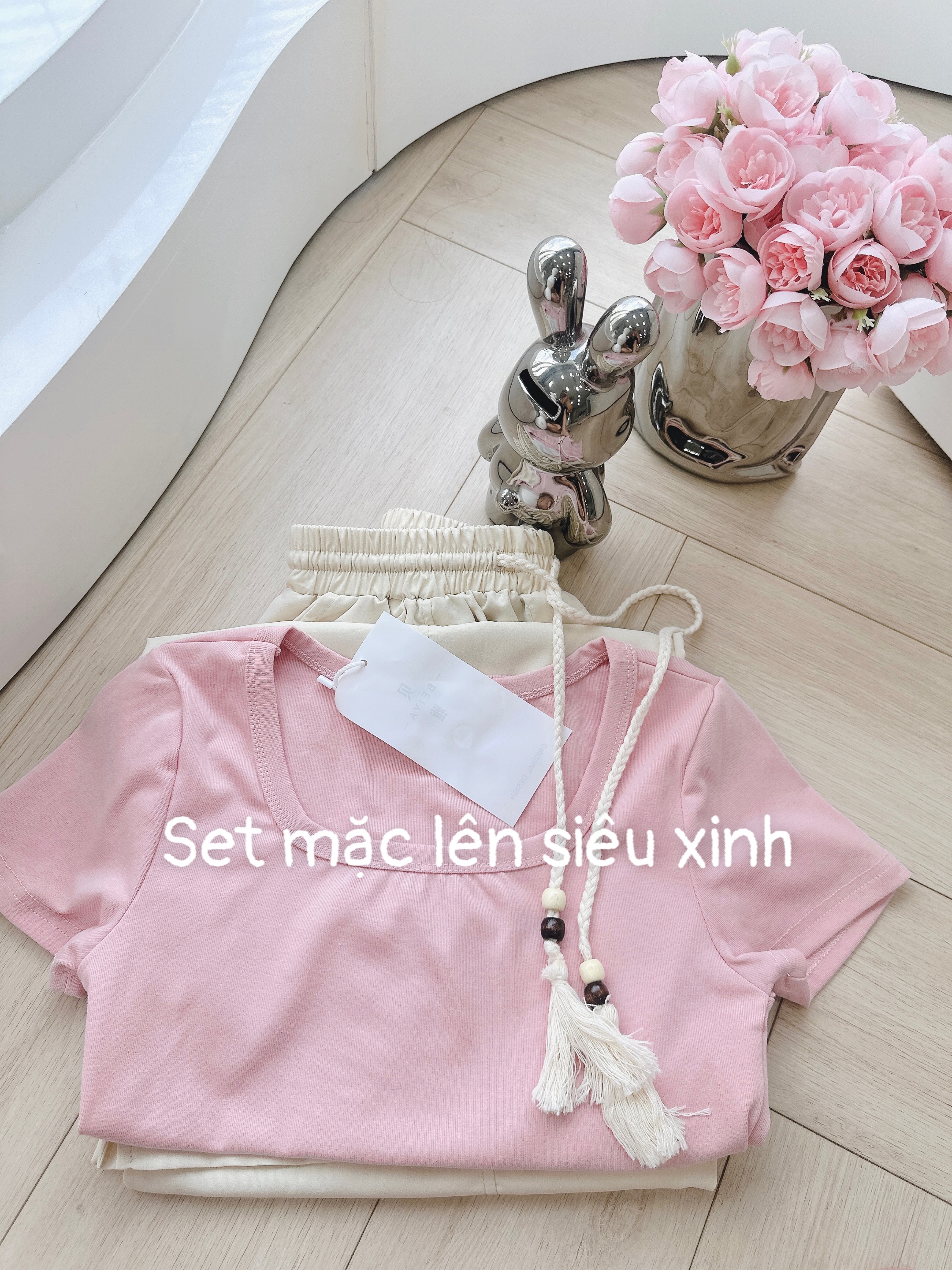 S392 - BỘ NỮ ÁO HỒNG CỔ VUÔNG QUẦN SUÔNG BE