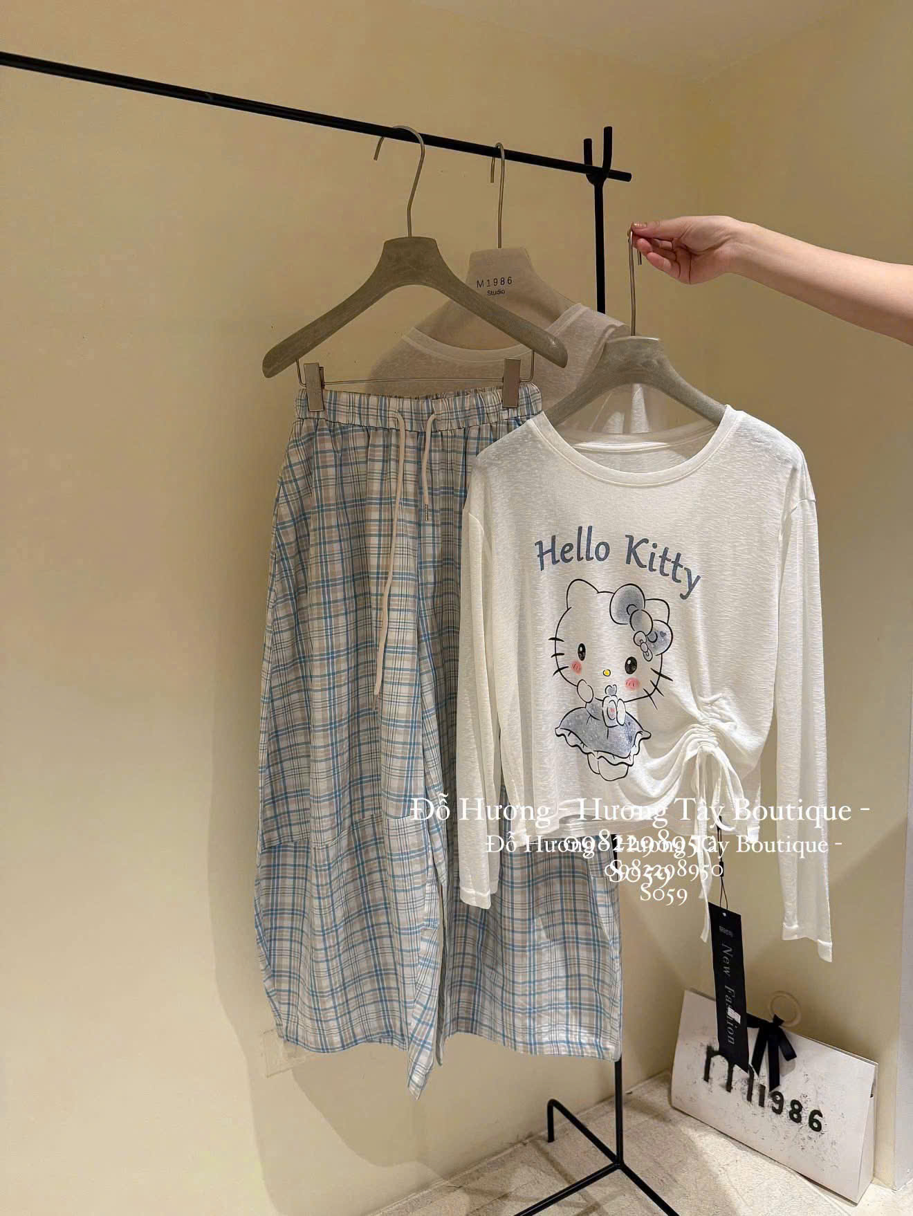 S395 - BỘ NỮ DÀI TAY ÁO TRẮNG HELLO KITTY QUẦN SUÔNG XANH