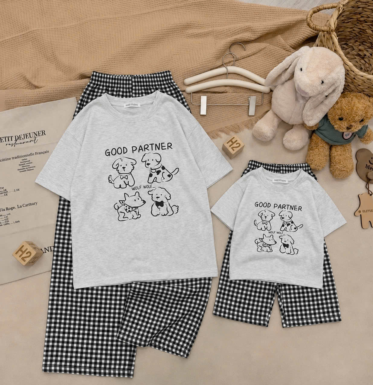 S397 - BỘ ĐÔI MẸ BÉ ÁO XÁM CHÓ GOOD QUẦN CARO
