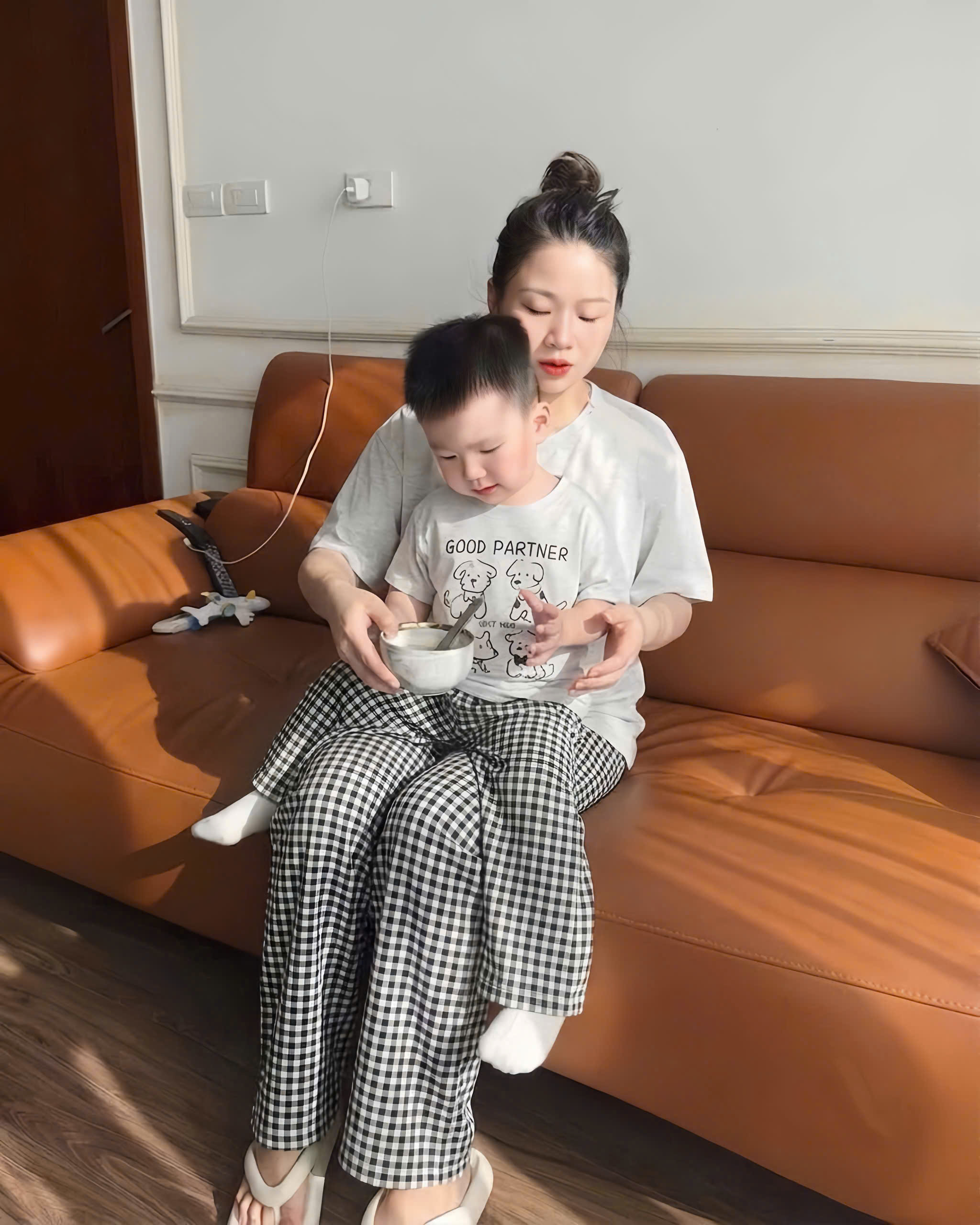 S397 - BỘ ĐÔI MẸ BÉ ÁO XÁM CHÓ GOOD QUẦN CARO