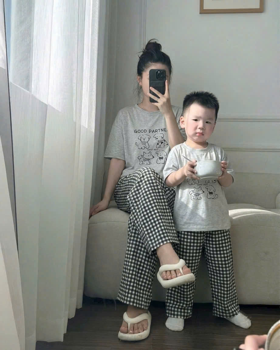 S397 - BỘ ĐÔI MẸ BÉ ÁO XÁM CHÓ GOOD QUẦN CARO