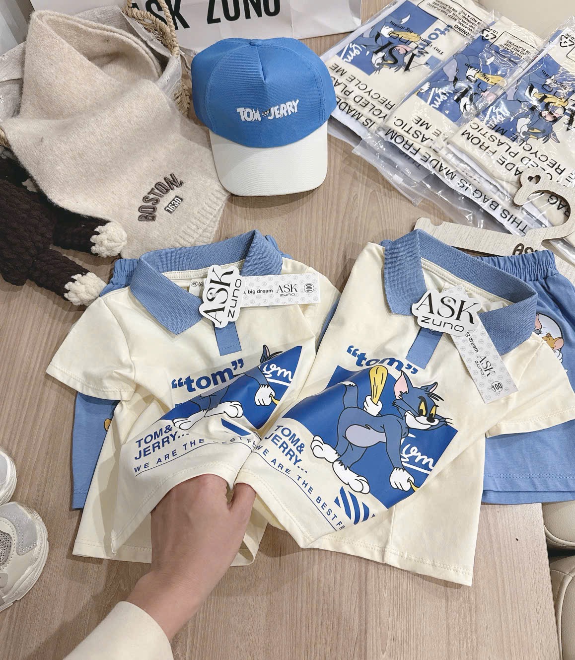 T149 - BỘ BÉ TRAI ÁO POLO BE CỔ XANH TOM JERRY KÈM MŨ