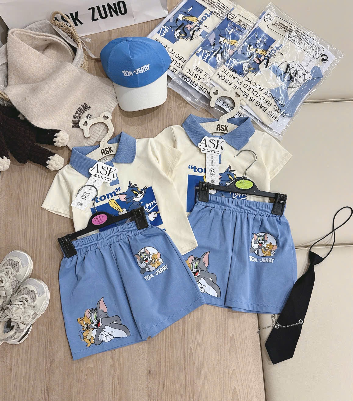 T149 - BỘ BÉ TRAI ÁO POLO BE CỔ XANH TOM JERRY KÈM MŨ