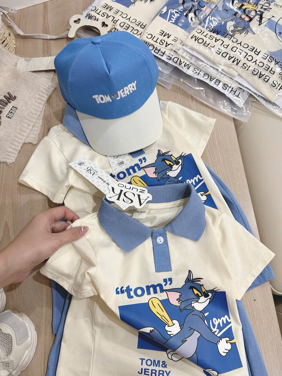 T149 - BỘ BÉ TRAI ÁO POLO BE CỔ XANH TOM JERRY KÈM MŨ