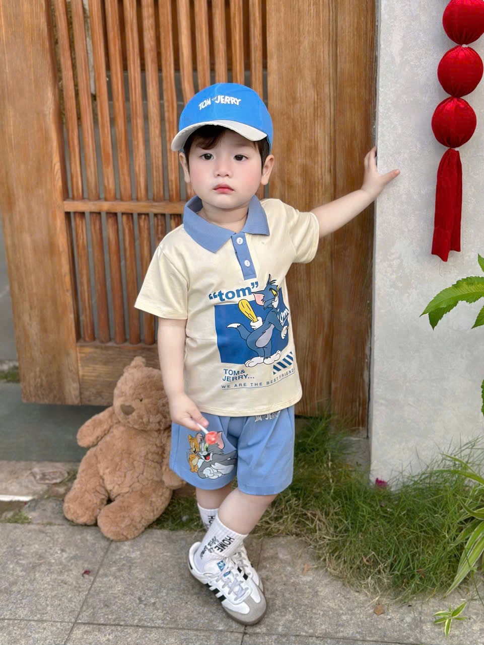 T149 - BỘ BÉ TRAI ÁO POLO BE CỔ XANH TOM JERRY KÈM MŨ