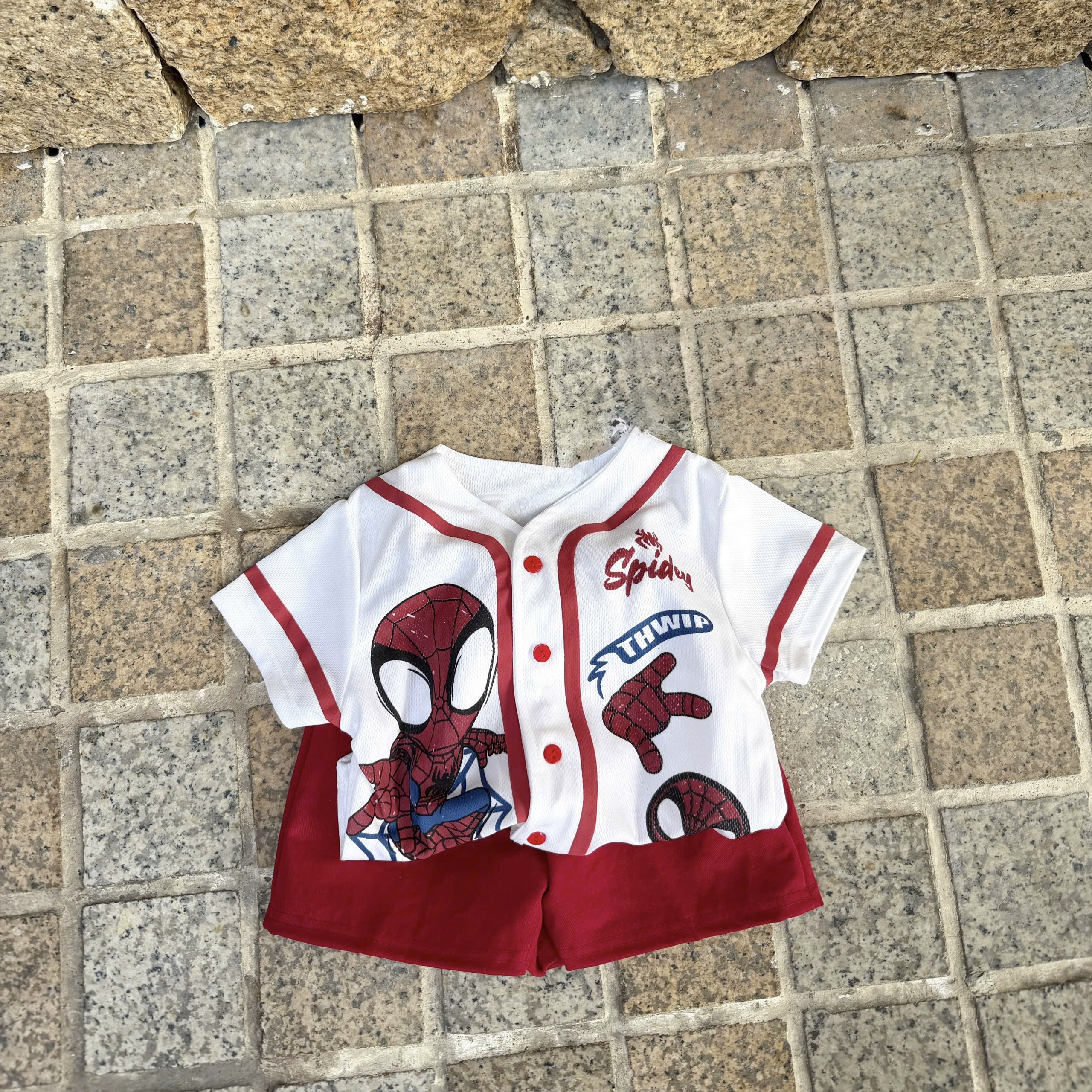 T151 - BỘ ĐÙI BÉ TRAI ÁO TRẮNG CÚC SPIDERMAN QUẦN KAKI ĐỎ