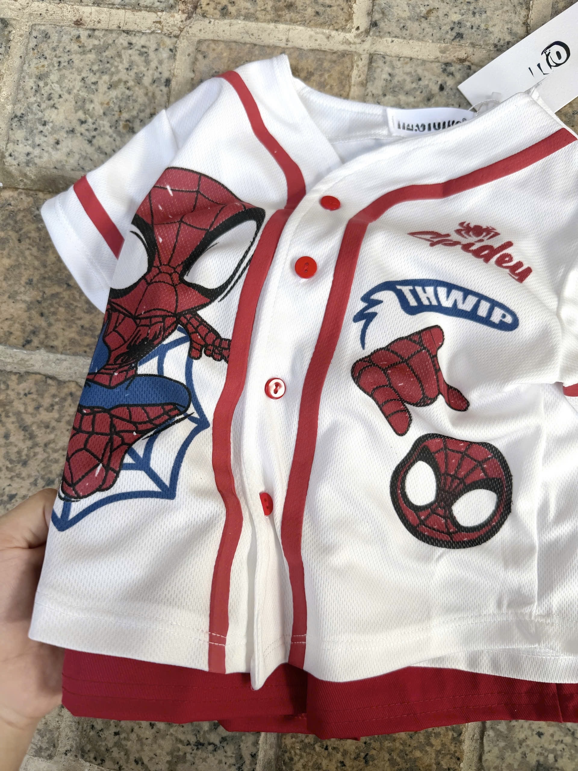 T151 - BỘ ĐÙI BÉ TRAI ÁO TRẮNG CÚC SPIDERMAN QUẦN KAKI ĐỎ