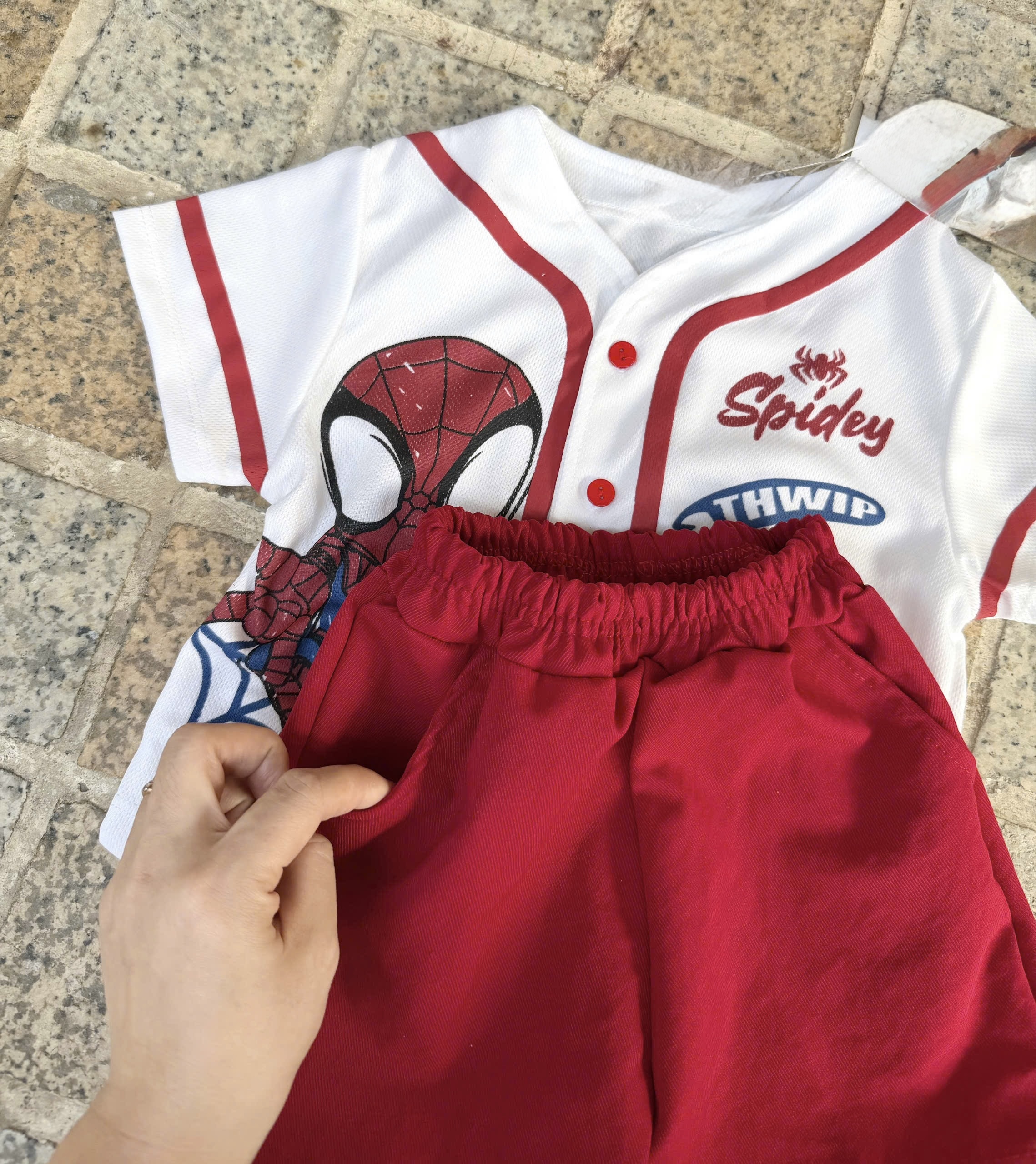 T151 - BỘ ĐÙI BÉ TRAI ÁO TRẮNG CÚC SPIDERMAN QUẦN KAKI ĐỎ