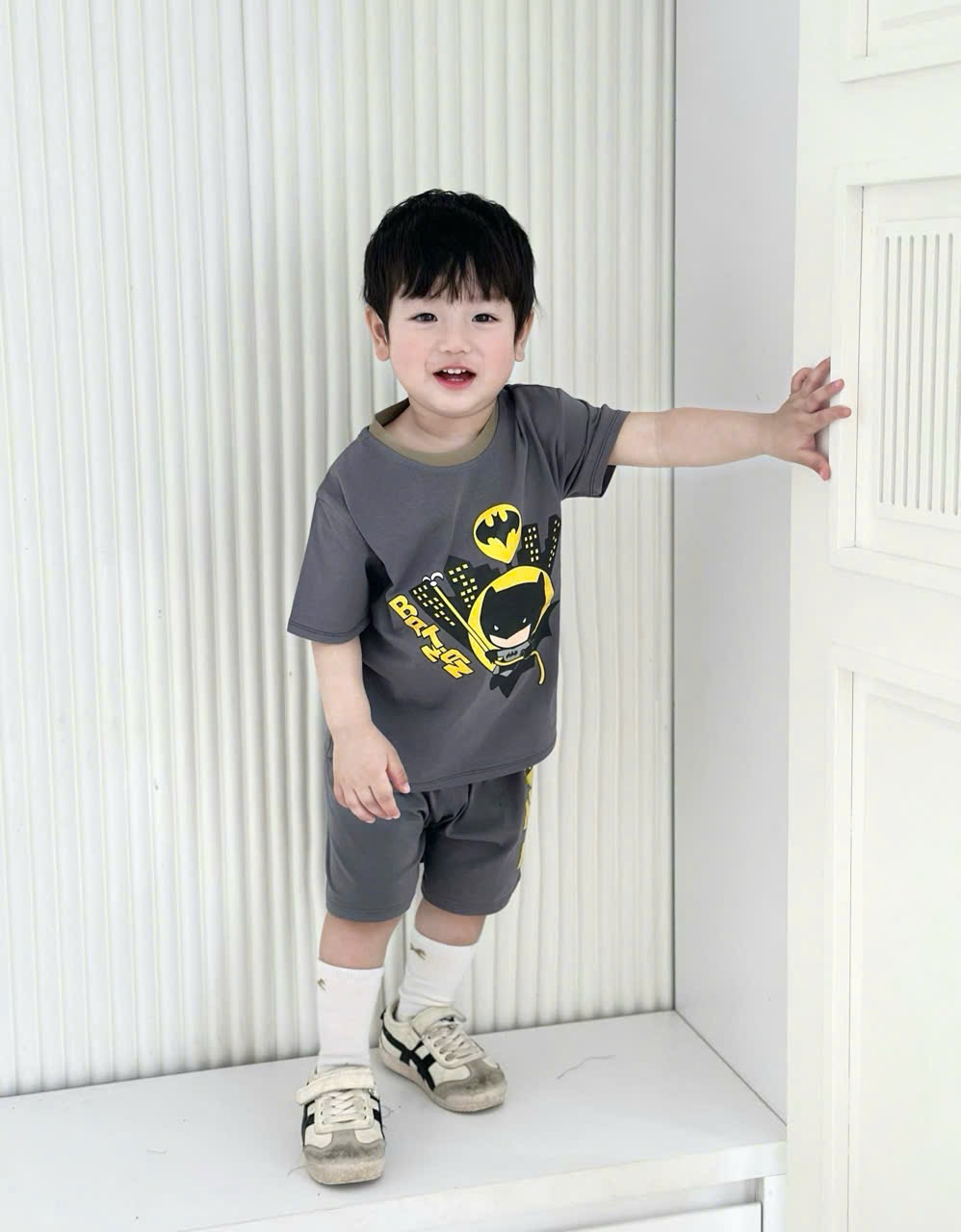 T153 - SET 2 BỘ ĐÙI BÉ TRAI BATMAN rêu xám