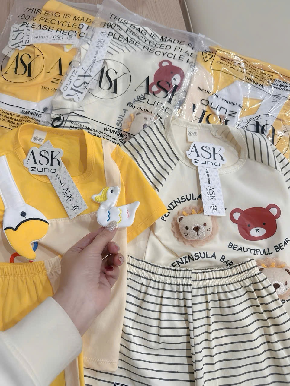 T156 - SET 2 BỘ ĐÙI BÉ TRAI VỊT GẤU NỔI PHỐI VÀNG KẺ