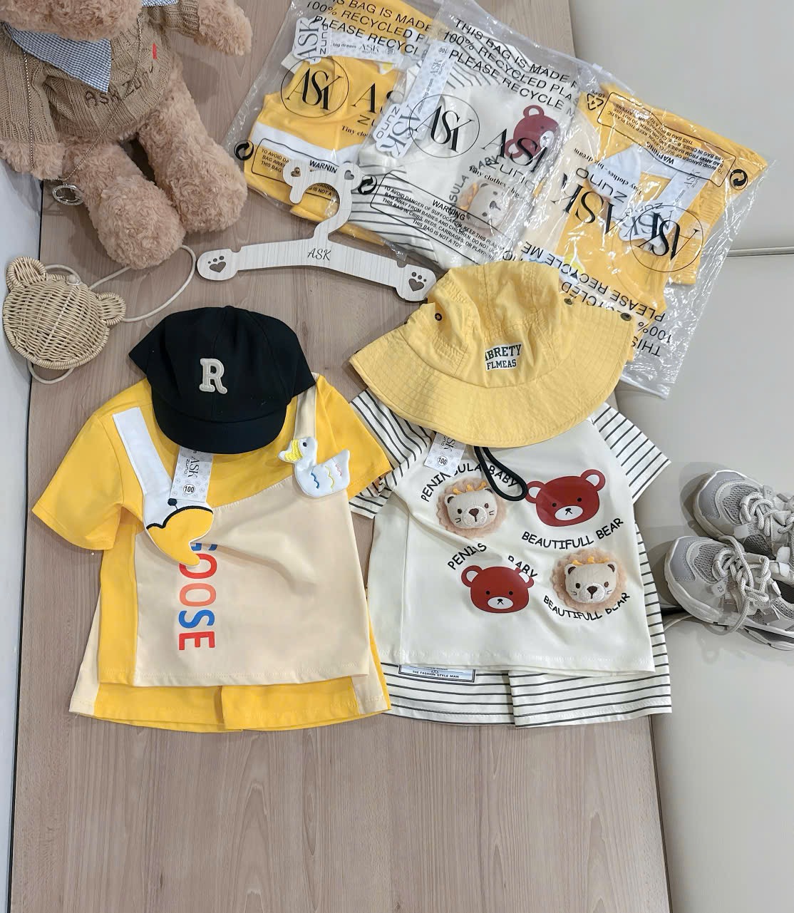 T156 - SET 2 BỘ ĐÙI BÉ TRAI VỊT GẤU NỔI PHỐI VÀNG KẺ