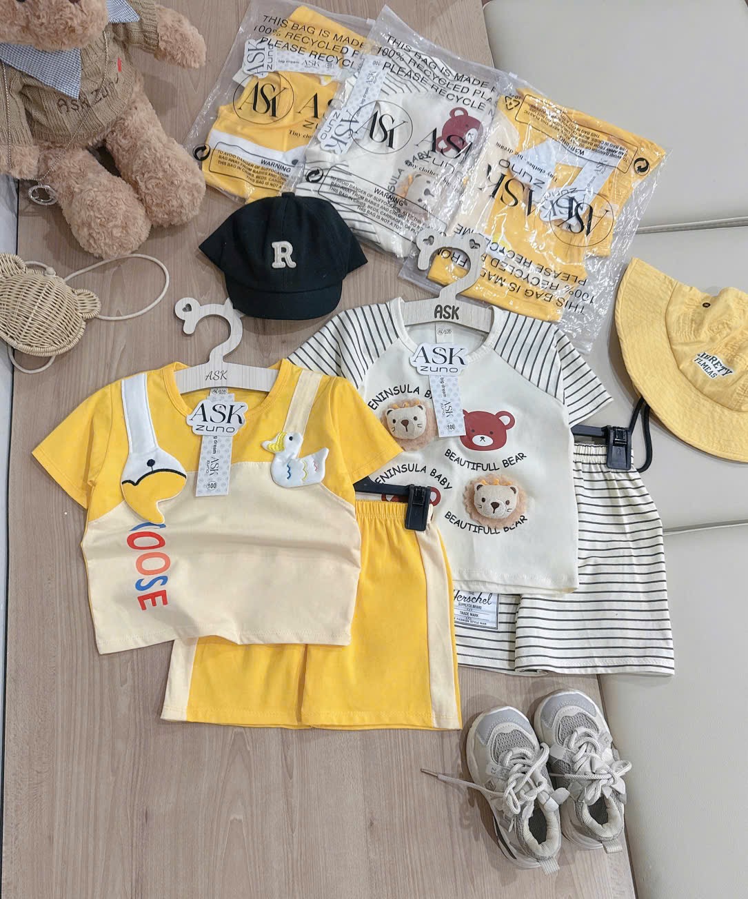 T156 - SET 2 BỘ ĐÙI BÉ TRAI VỊT GẤU NỔI PHỐI VÀNG KẺ