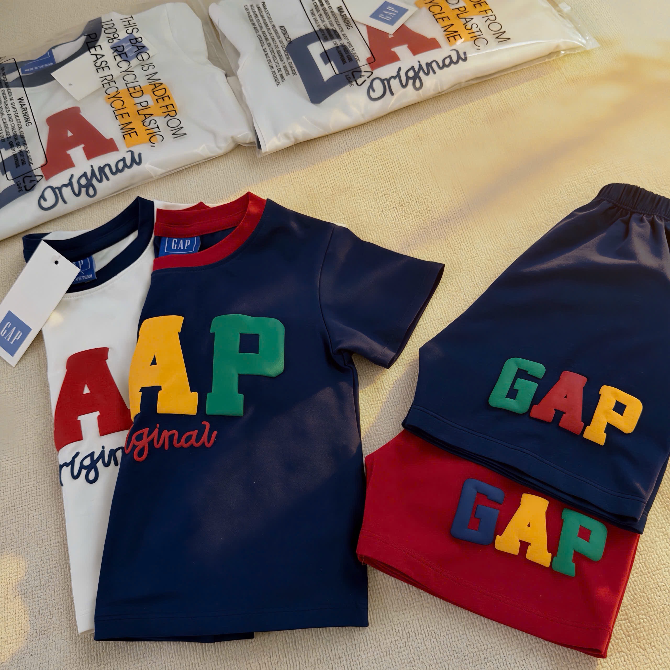 T160 - SET 2 BỘ ĐÙI BÉ TRAI IN GAP NỔI SẮC MÀU than trắng