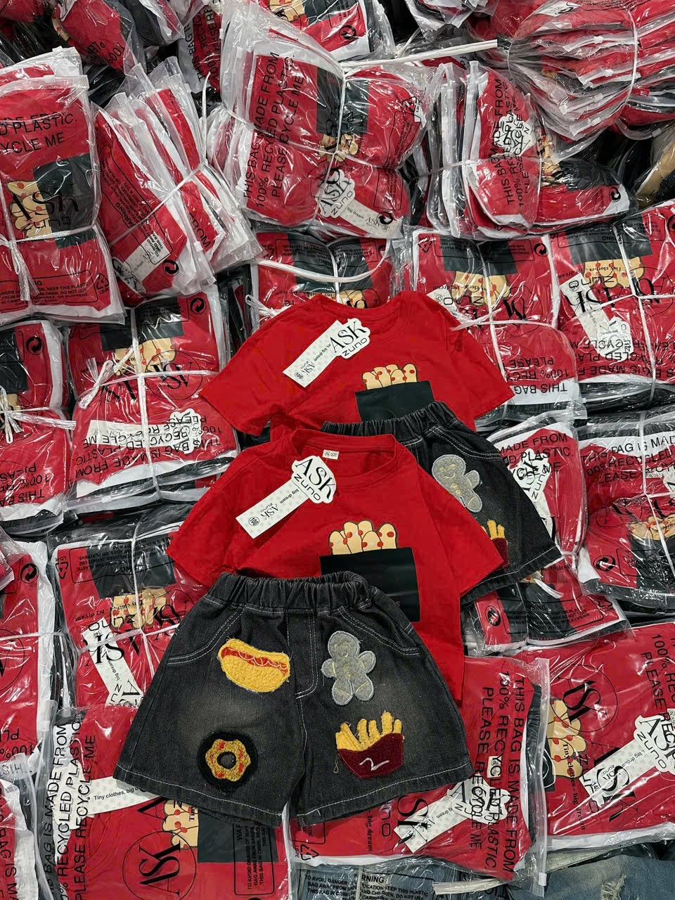 T167 - BỘ ĐÙI BÉ TRAI ÁO ĐỎ COOLCHAMPS QUẦN BÒ HOẠ TIẾT