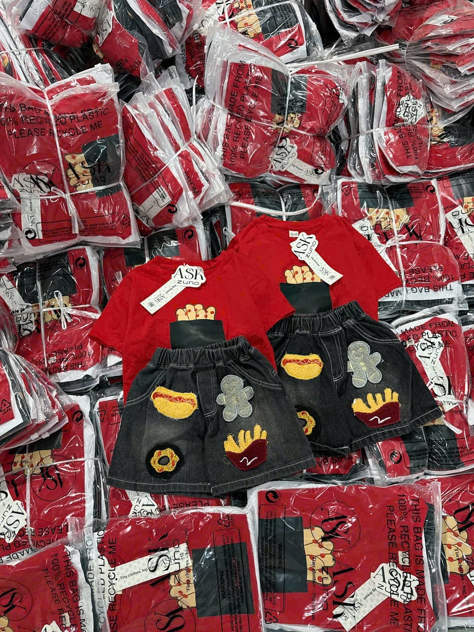 T167 - BỘ ĐÙI BÉ TRAI ÁO ĐỎ COOLCHAMPS QUẦN BÒ HOẠ TIẾT